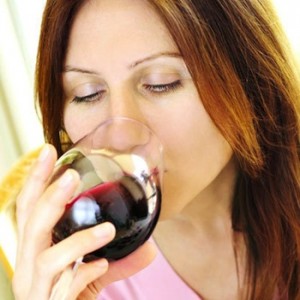 Γυναίκα πίνει κρασί
